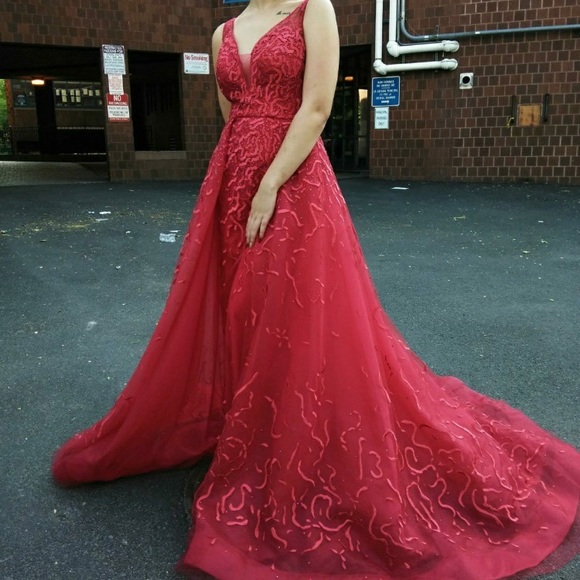 A beautiful red prom dress - Picture 2 of 4